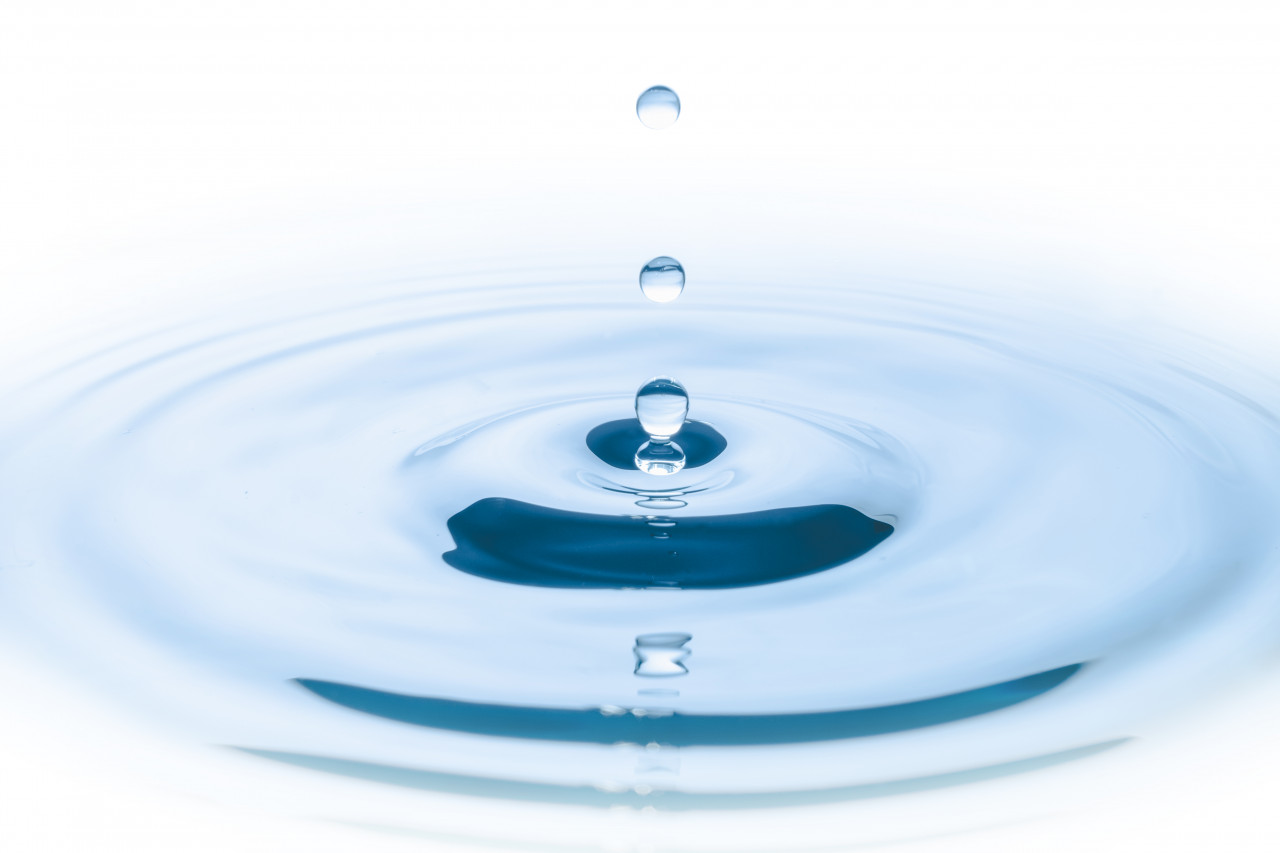blue-water-drop-falling-down-circles-wave