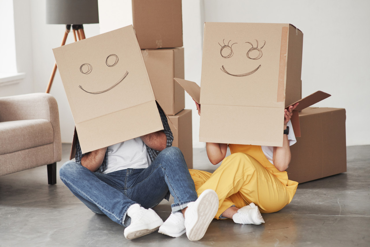 cute-smiles-boxes-that-is-heads-happy-couple-together-their-new-house-conception-moving
